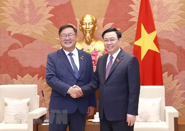 Le Président de l’Assemblée nationale (AN), Vuong Dinh Huê (à droite), et le président du groupe parlementaire d’amitié République de Corée-Vietnam, Kim Tae-nyeon. Photo : VNA.
