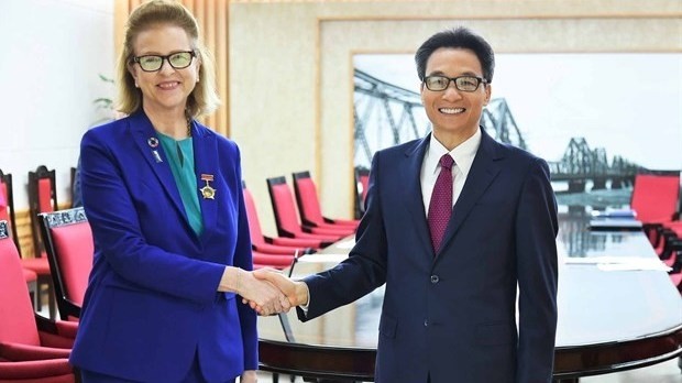 Le vice-Premier ministre Vu Duc Dam et la représentante résidente du Programme des Nations Unies pour le développement au Vietnam, Caitlin Wiesen. Photo : VNA