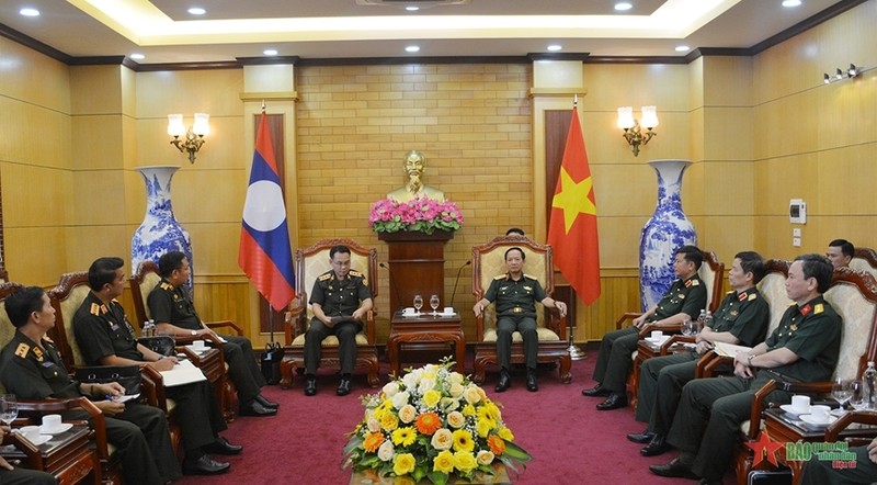 Le lieutenant-général Trinh Van Quyêt reçoit une délégation militaire laotienne conduite par le colonel Sophavan Thammathevan. Photo : QDND.