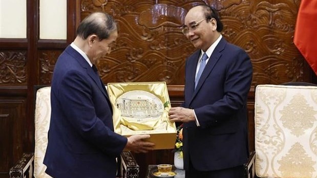Le Président Nguyên Xuân Phuc (à droite) remet un cadeau de souvenir à l’ancien président de l’Association d’Amitié République de Corée - Vietnam et président du groupe Panko, Choi Young-joo. Photo : VNA.