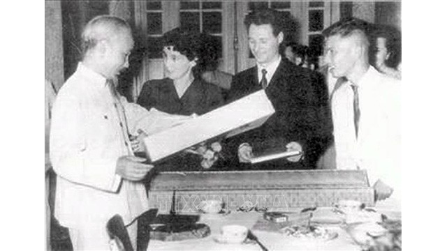 Le Président Hô Chi Minh recevant Raymonde Dien et Henri Martin à Hanoi, en novembre 1956. Photo : nhandan.vn