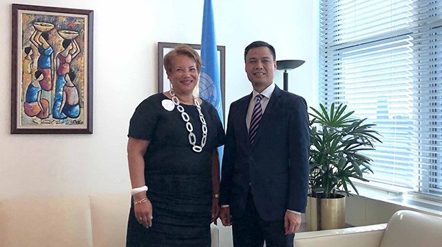 L'ambassadeur Dang Hoàng Giang, chef de la Mission permanente du Vietnam auprès de l'ONU et la Secrétaire générale adjointe de l’ONU chargée des stratégies et politiques de gestion et de la conformité, Catherine Pollard. Photo : VNA.