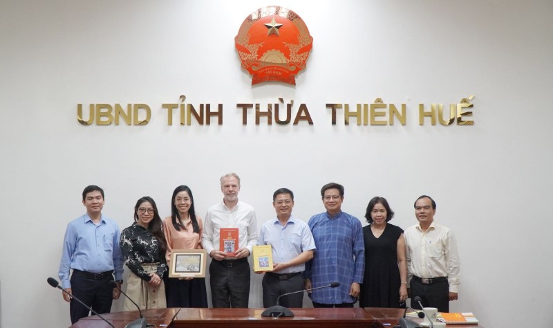 Le vice-président du comité populaire de Thua Thiên Huê, Nguyên Thanh Binh, a eu une réunion avec le représentant en chef de l’UNESCO au Vietnam, Christian Manhart. Photo : baothuathienhue.