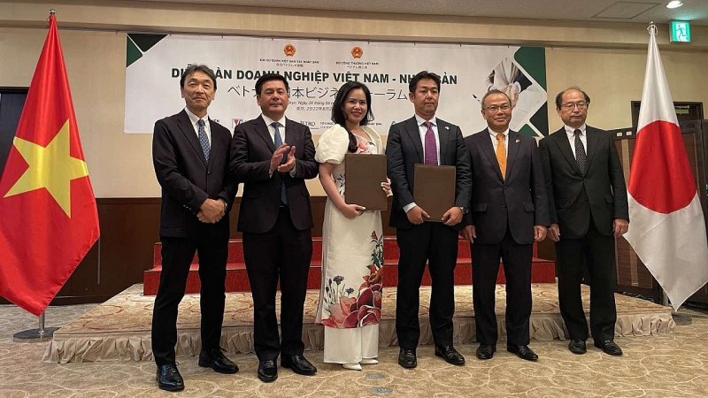 Signature du protocole d’accord entre le groupe vietnamien T&T JSC et la Marubeni Corporation du Japon. Photo : baoquocte.vn.