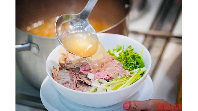Le « phở » ( la soupe de nouilles) est un plat connu pour les convives internationaux: Photo : NDEL.