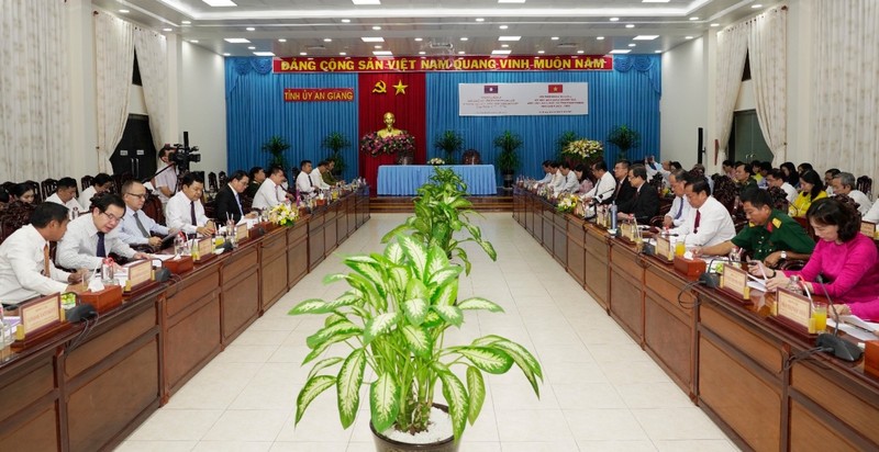 Entretien entre les autorités d'An Giang et de Champasak. Photo : Thoidai.