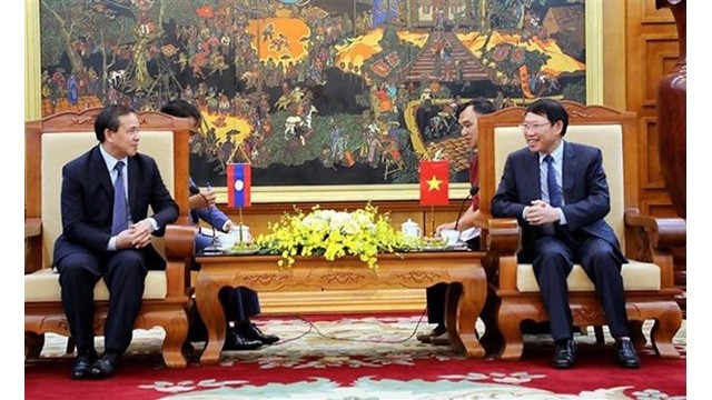 Le président du Comité populaire de la province de Bac Giang, Lê Anh Duong (à droite) et l’ambassadeur du Laos au Vietnam, Sengphet Houngboungnuang. Photo : VNA.