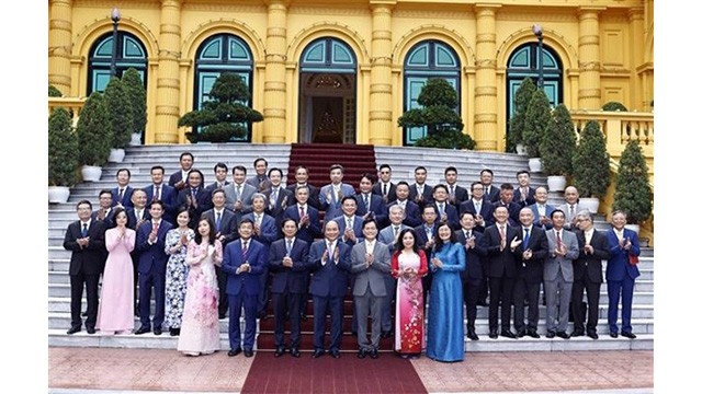 Le Président Nguyên Xuân Phuc prend la photo avec les cadres cruciaux du ministère des Affaires étrangères. Photo : VNA.