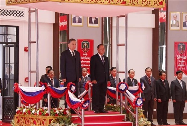 Le ministre de la Sécurité publique Tô Lâm (à gauche) et son homologue lao Vilay Lamkhamphong lors de la cérémonie d'accueil à Vientiane. Photo : VNA.