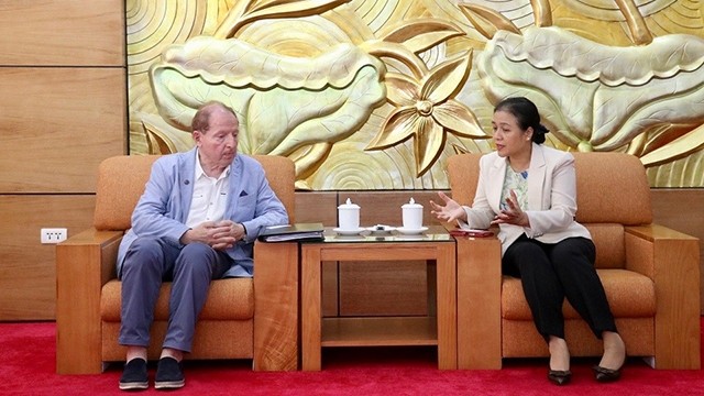 L’ambassadrice vietnamienne, Nguyên Thi Phuong Nga, présidente de VUFO (à droite) et le président de l’Association d’amitié Pologne-Vietnam « Future » conduite par son chef, Tadeusz Iwinski. Photo : thoidai.com.vn.