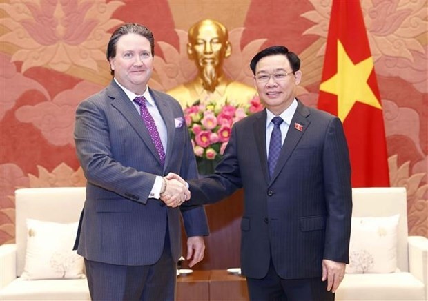 Le Président de l’Assemblée nationale du Vietnam, Vuong Dinh Huê (à droite), et l’ambassadeur des États-Unis au Vietnam, Marc E.Knapper, à Hanoi, le 25 août. Photo : VNA.