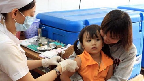 La campagne de vaccination gratuite contre la rougeole et la rubéole pour les enfants de 1 à 14 ans a été lancée dans l'ensemble du pays. Photo: VOV.