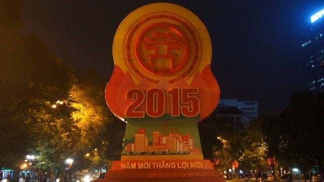 Un panneau saluant l’année 2015 devant le siège de la Banque de l’État du Vietnam. Photo: Duy Khanh/NDEL.