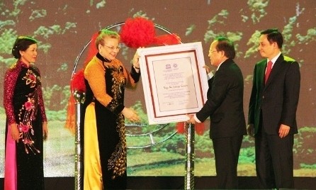 Une cérémonie d’accueil du certificat de reconnaissance du complexe paysager de Tràng An. Photo: VOV.