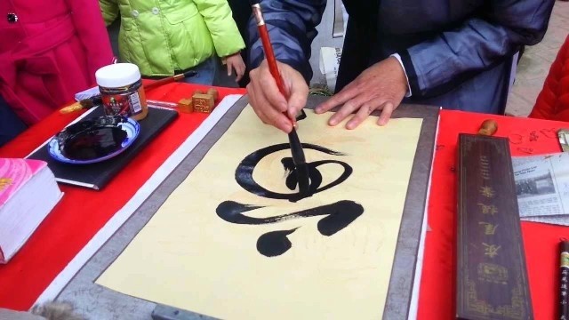 La calligraphie à l’occasion du Nouvel An lunaire est une belle tradition du peuple vietnamien. Photo: NDEL.