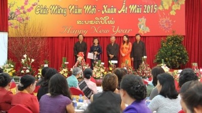 Les dirigeants de l’Ambassade du Vietnam et du Centre culturel du Vietnam au Laos présentent la légende et la préparation du banh chung du Nouvel An lunaire chez les Vietnamiens. Photo: NDEL.