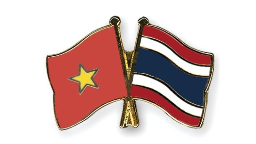 Les drapeaux du Vietnam et de la Thaïlande.