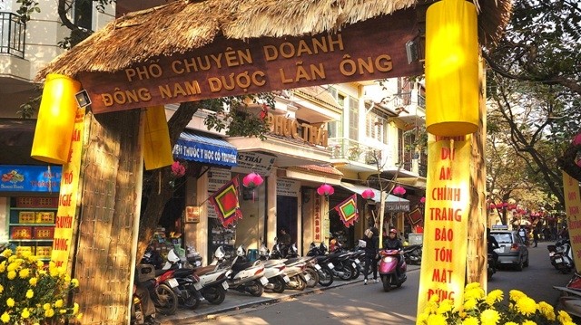 La rue Lan Ông, en plein cœur de la capitale, est connue pour son métier traditionnel spécialisé dans la médecine traditionnelle des Vietnamiens. Photo: Duy Khanh/NDEL.